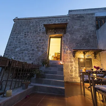 Finestra Medieval Apartment